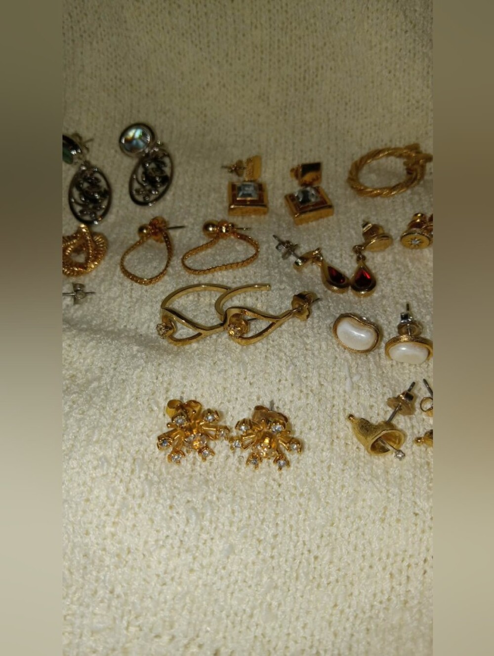 Lot Of 18 Pairs Avon Earrings Pierces - Picture 2 of 4